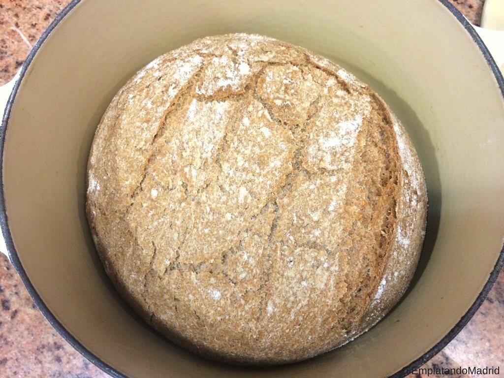 El pan recién horneado en la olla de hierro