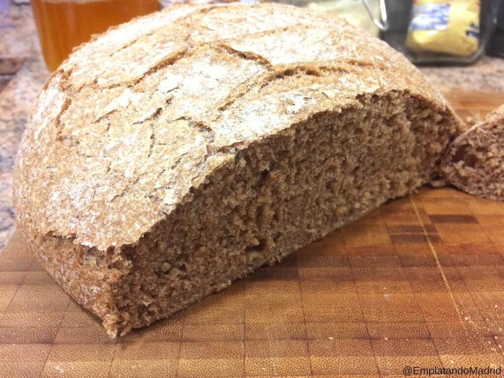 El tierno y bonito corte de nuestro pan casero