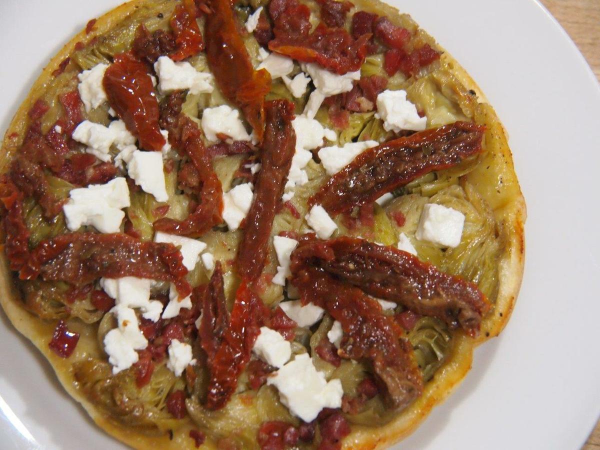 Tatín de alcachofas con feta y tomates secos 