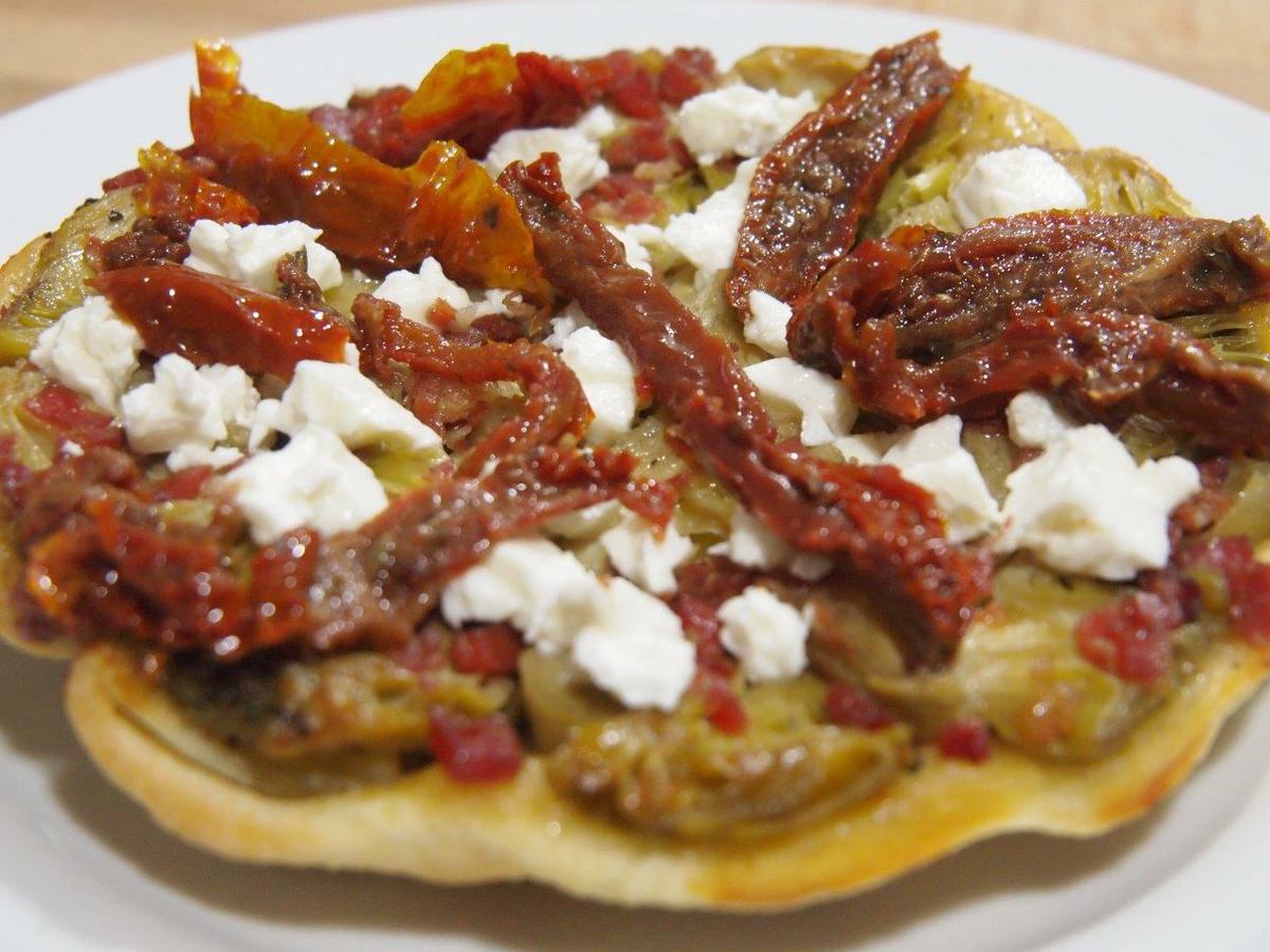 Tatín de alcachofas con feta y tomates secos 