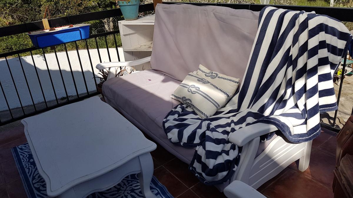 Terraza de primavera - detalle de los muebles reciclados
