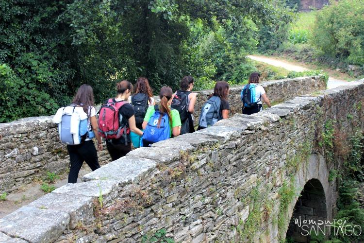 foto de peregrinas en el puente de aspera