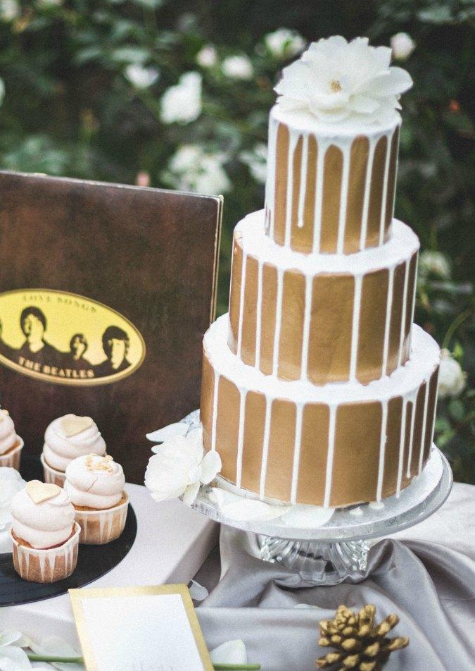Pastel de boda gold drip cake