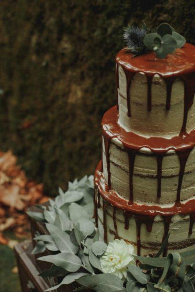 Drip semi naked cake