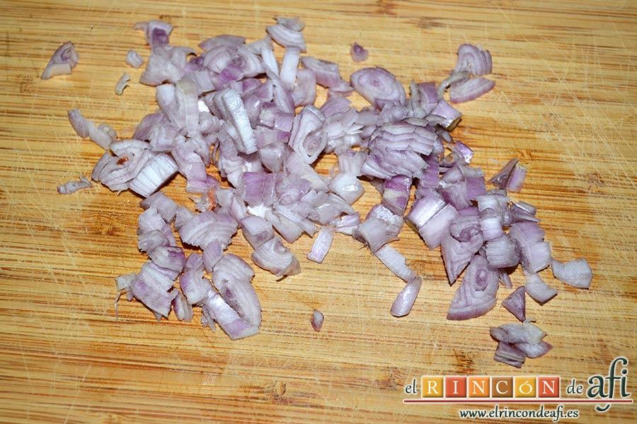 Quiche Lorraine, pelar y picar las chalotas