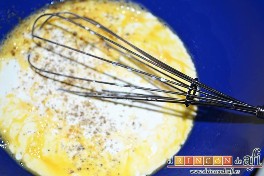 Quiche Lorraine, salpimentar la mezcla y añadir una pizca de nuez moscada