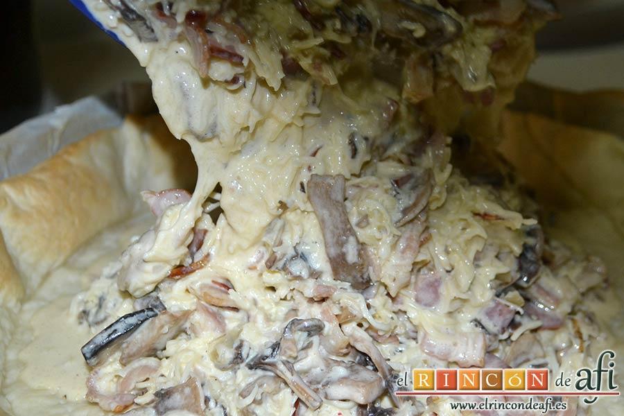 Quiche Lorraine, volcar los ingredientes en la masa