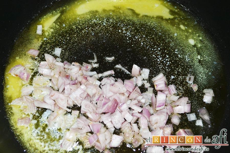 Quiche Lorraine, añadir las chalotas y rehogar