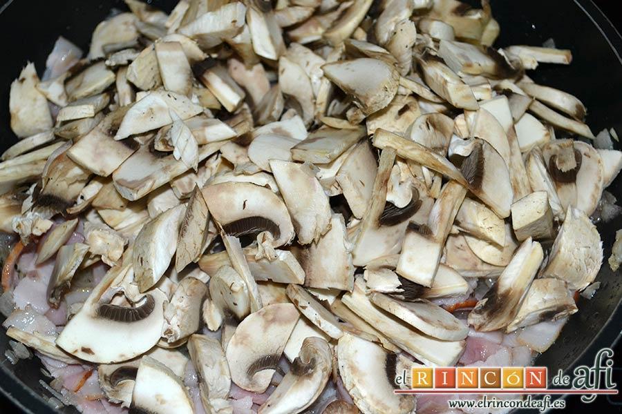 Quiche Lorraine, añadir los champiñones laminados y troceados