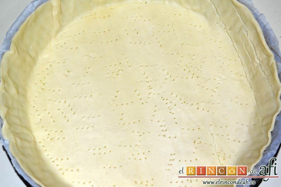 Quiche Lorraine, extender la masa en un molde y pinchar con un tenedor