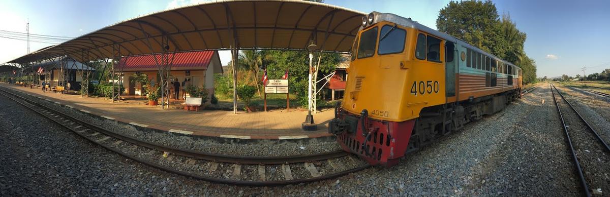 Locomotora de tren estropeada en Kanchanaburi. Viajando desde Bangkok.