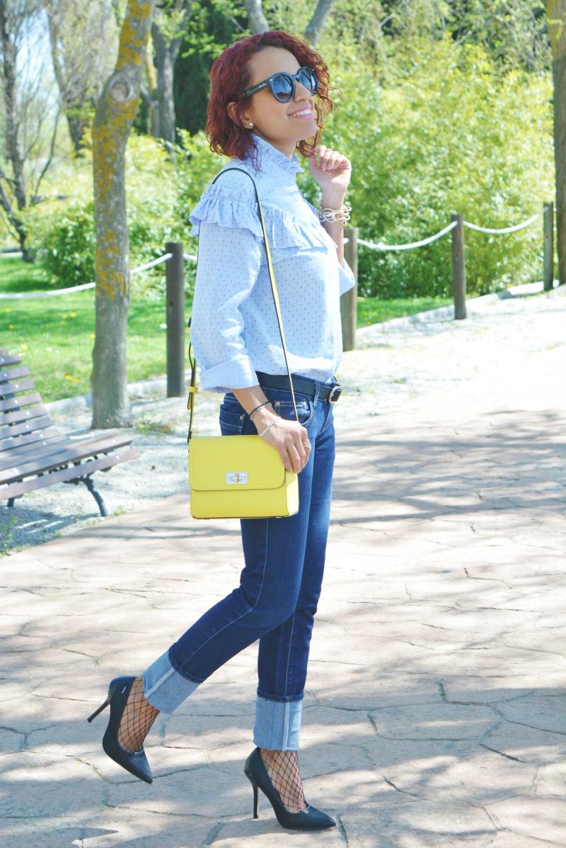 Camisa con volantes y medias rejillas 10