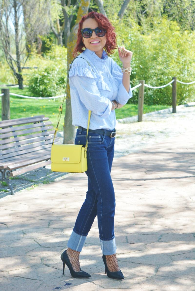 Camisa con volantes y medias rejillas 7