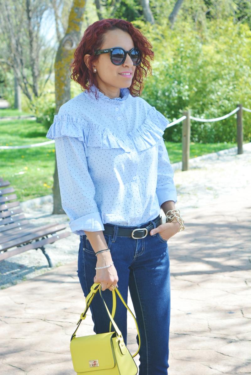 Camisa con volantes y medias rejillas 12