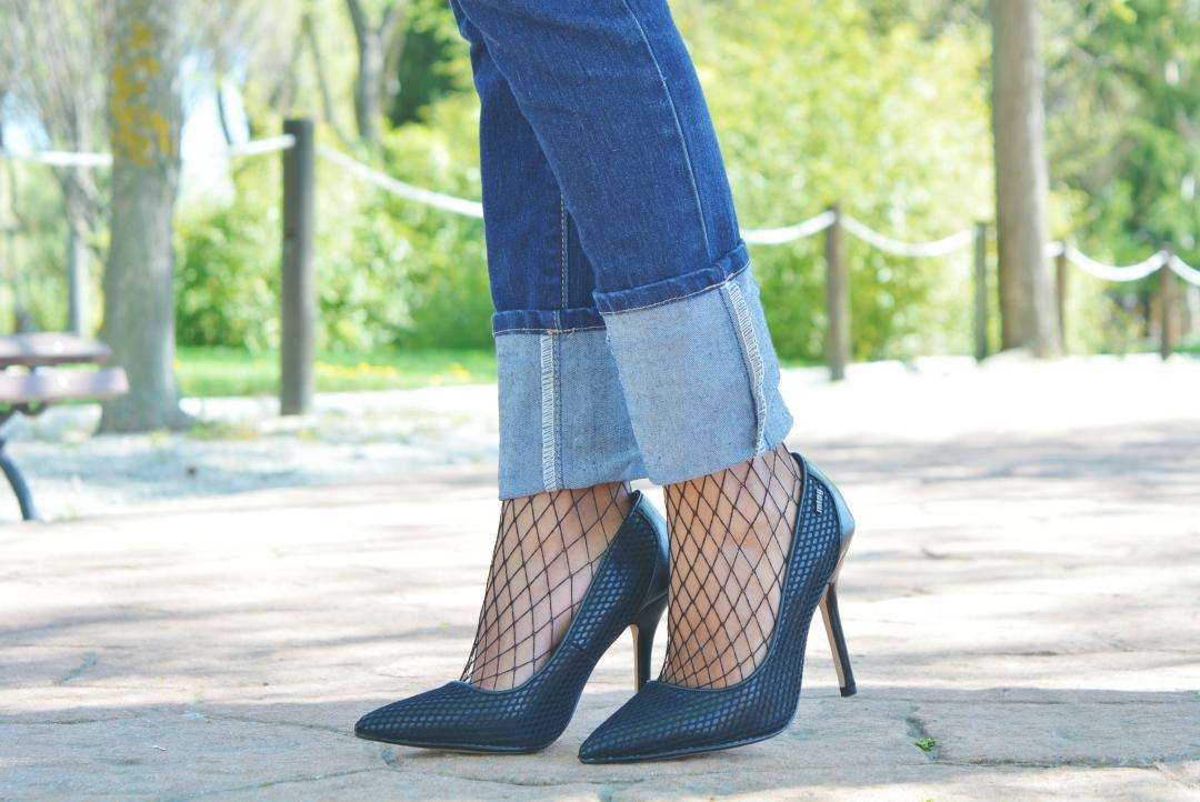 Camisa con volantes y medias rejillas 17