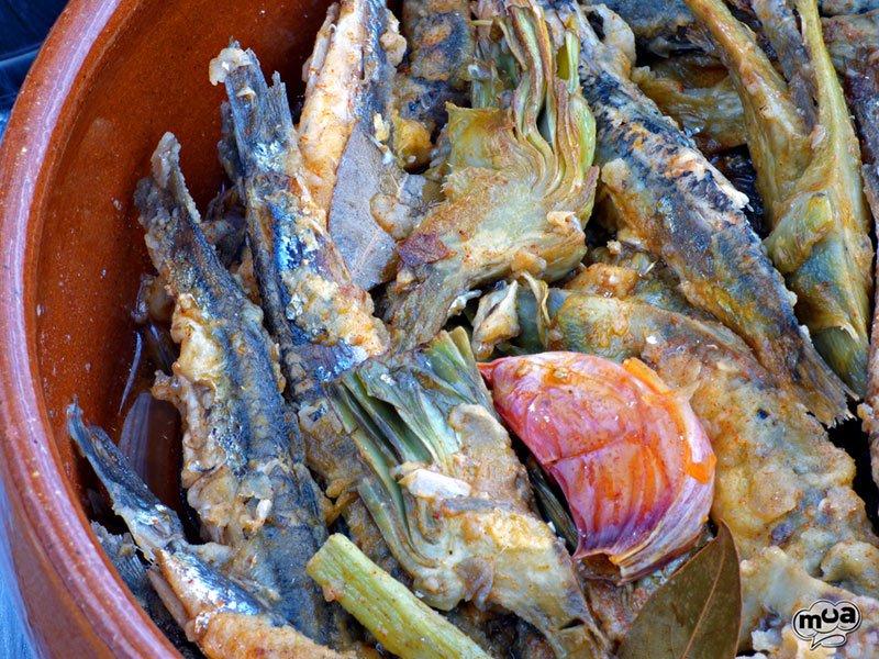 Boquerones en escabeche con alcachofas