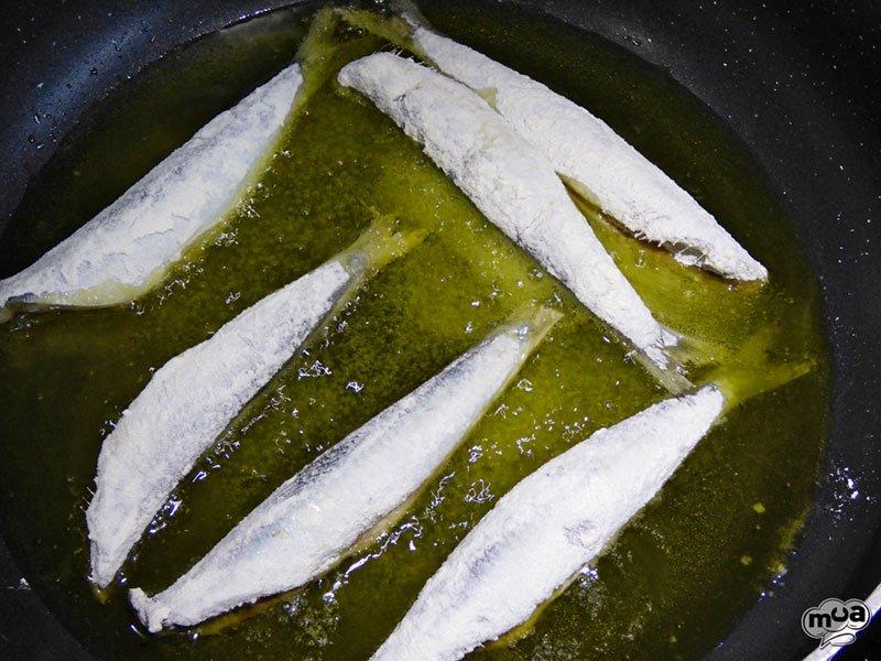 Boquerones en escabeche con alcachofas