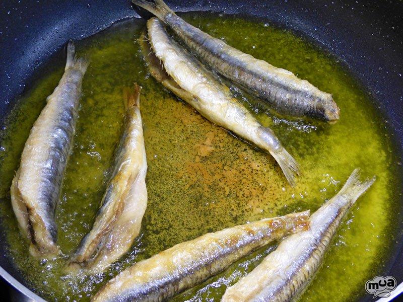 Boquerones en escabeche con alcachofas