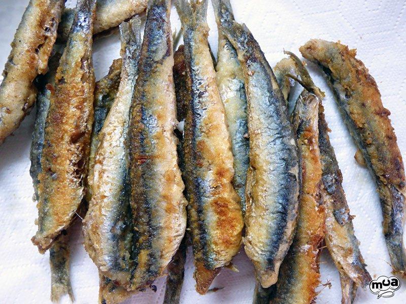 Boquerones en escabeche con alcachofas