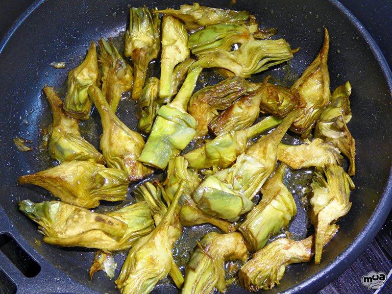 Boquerones en escabeche con alcachofas
