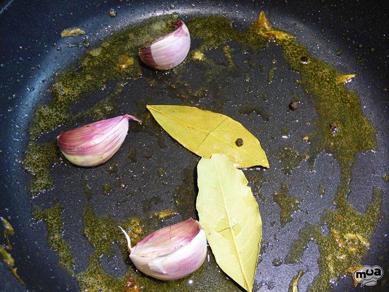 Boquerones en escabeche con alcachofas