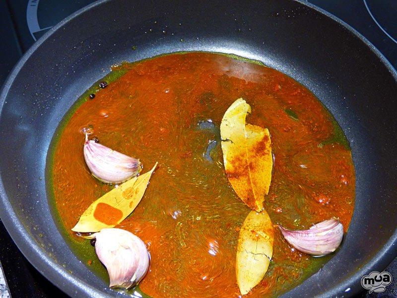 Boquerones en escabeche con alcachofas