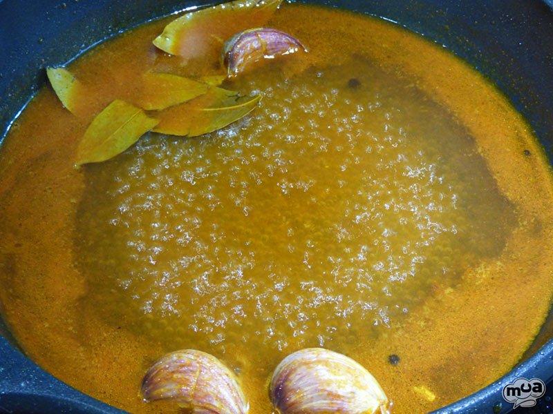 Boquerones en escabeche con alcachofas