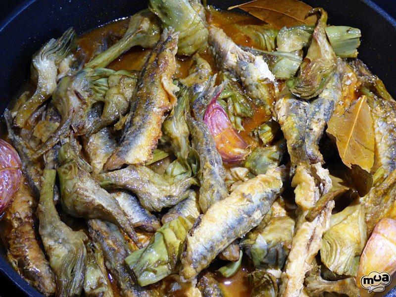 Boquerones en escabeche con alcachofas