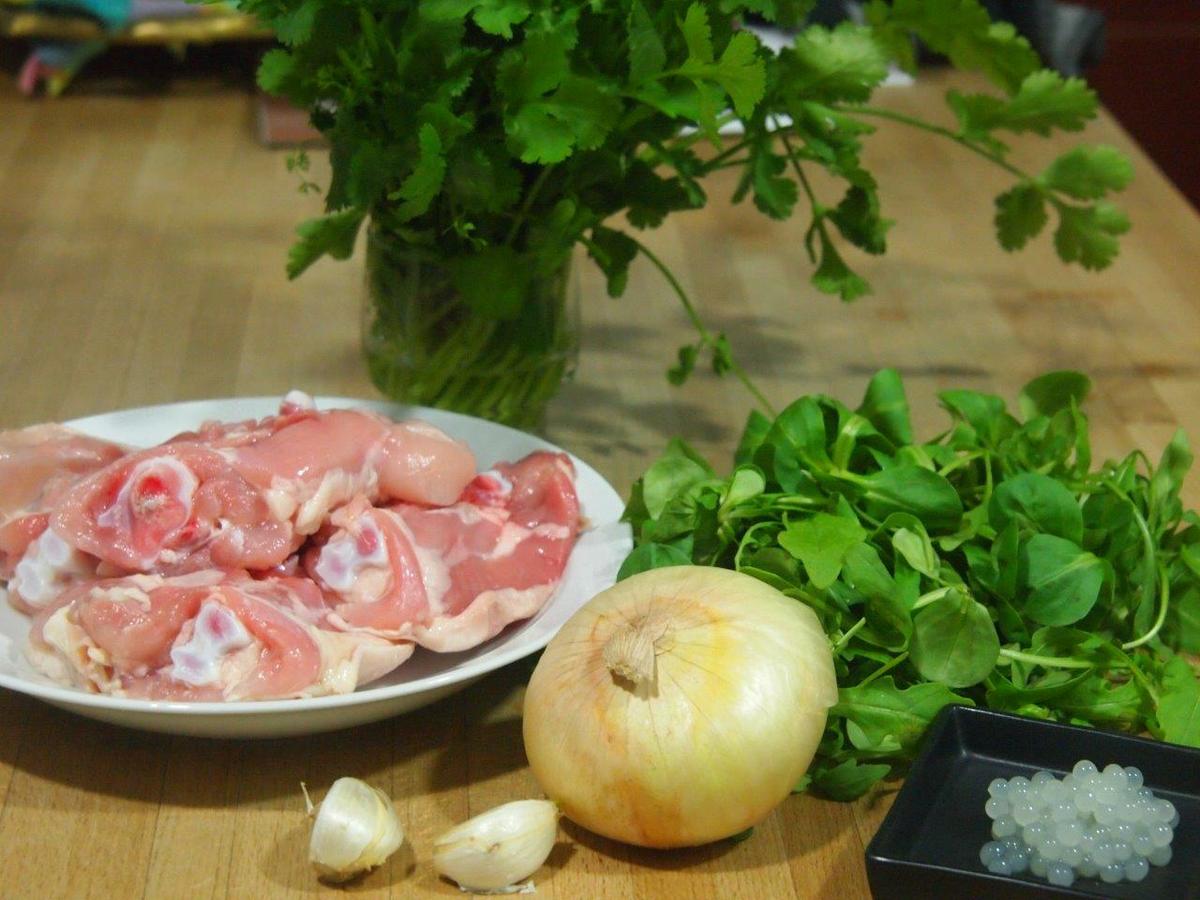 ingredientes para Pollo con aliño verde y esferas de limón en ensalada