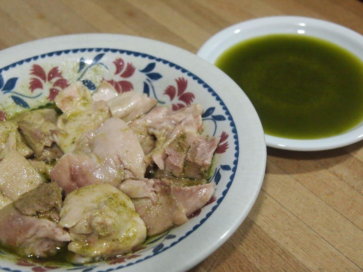 pollo marinando para Pollo con aliño verde y esferas de limón en ensalada