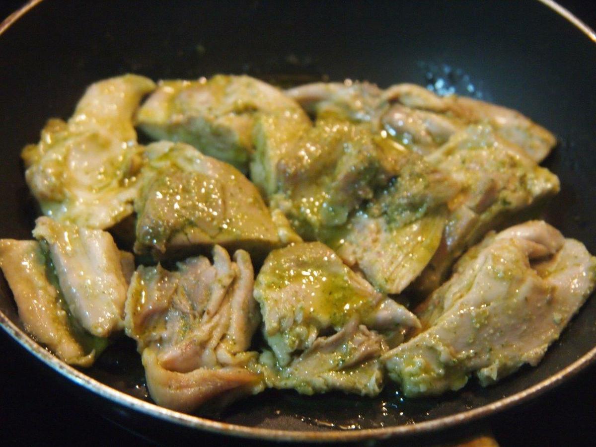 salteando el pollo para Pollo con aliño verde y esferas de limón en ensalada