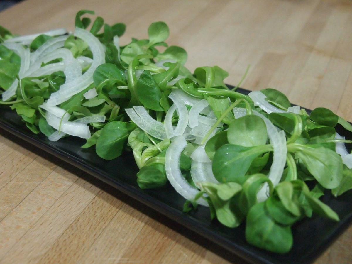 canónigos y rúcula para Pollo con aliño verde y esferas de limón en ensalada