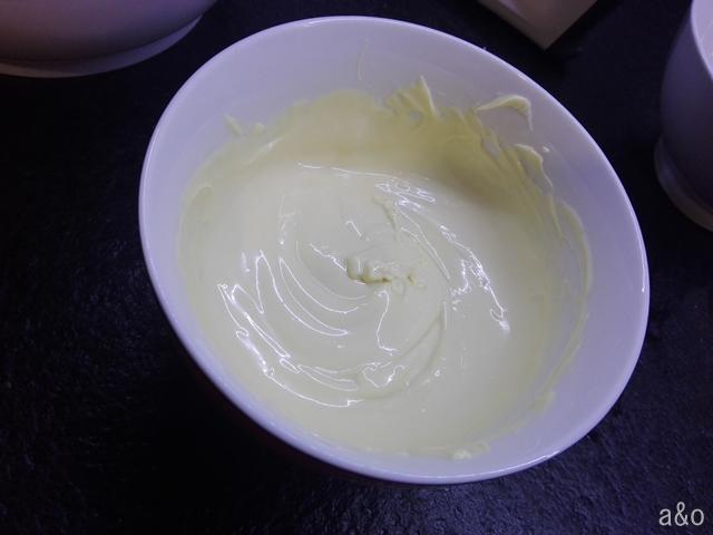 Fundimos el chocolate blanco en el microondas en el modo descongelar.