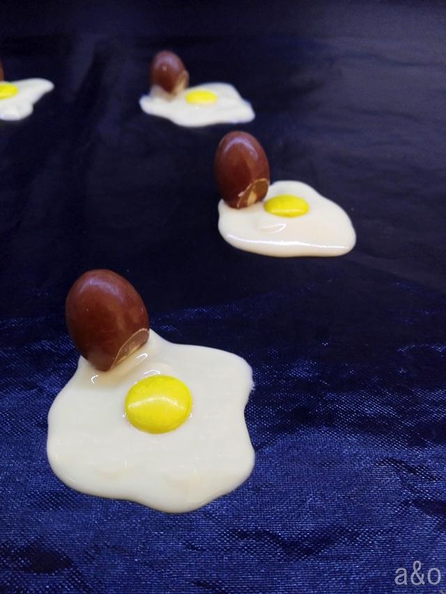 Posicionamos los huevos antes de que el chocolate blanco se endurezca.