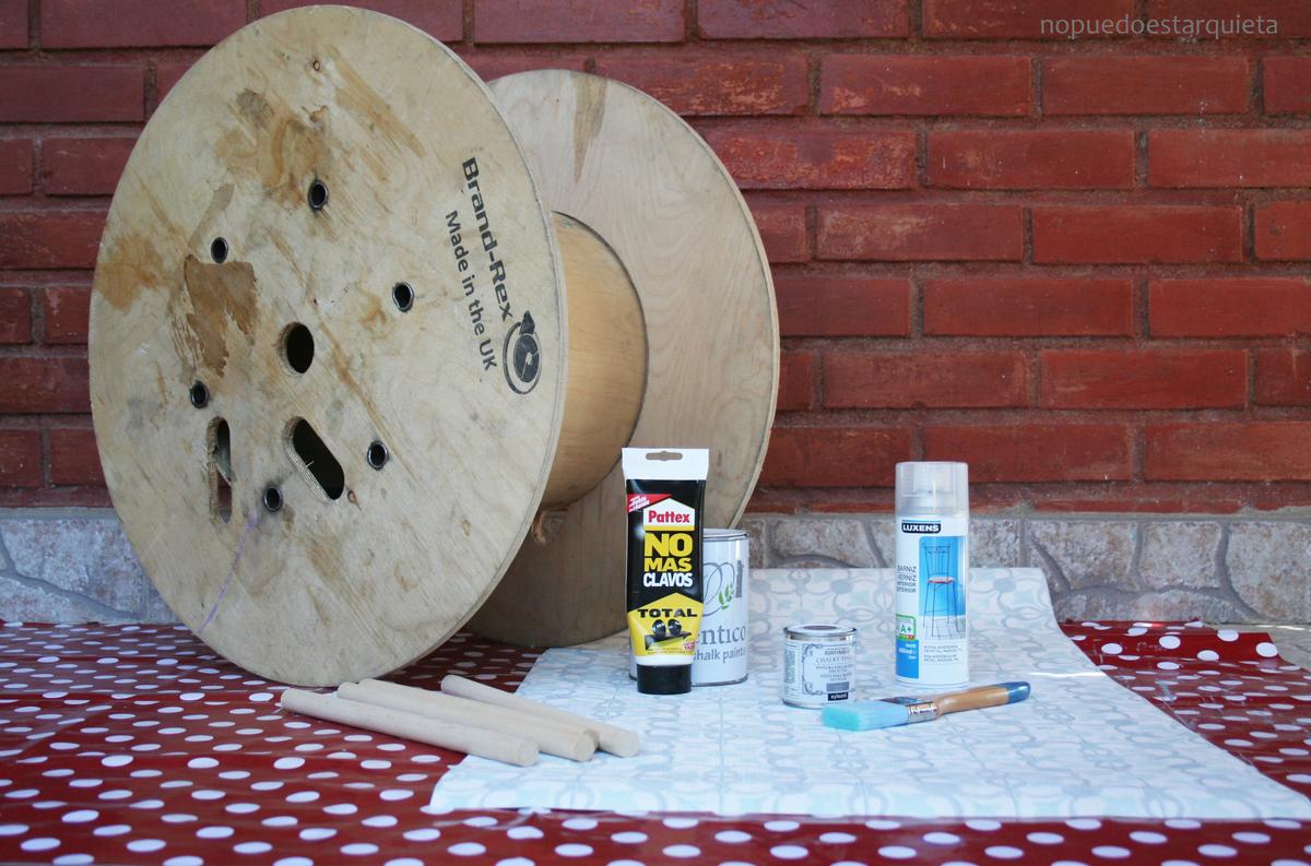 Mesa hecha con una bobina de cable. Diy. Papel pintado y chalk paint.