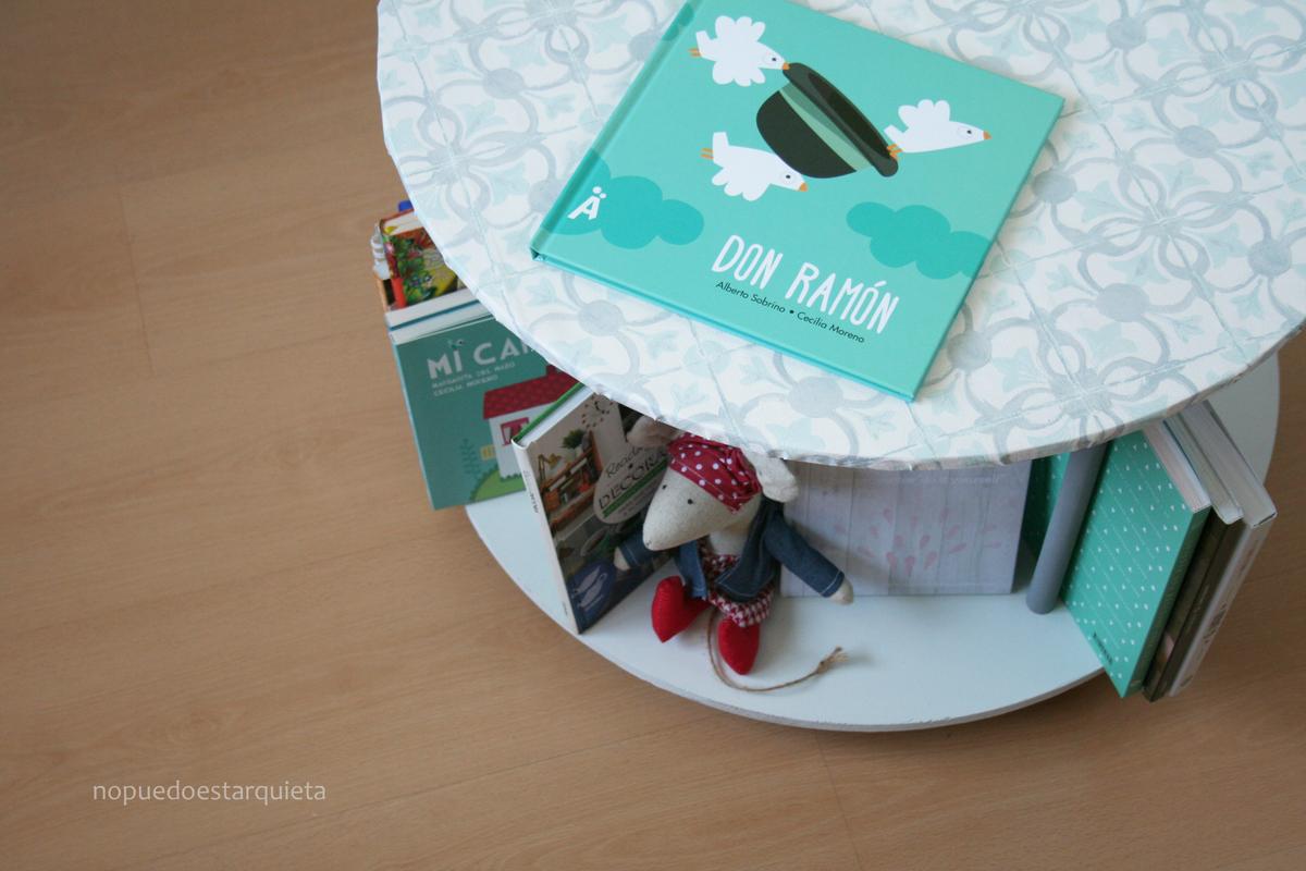 Mesa hecha con una bobina de cable. Diy. Papel pintado y chalk paint.