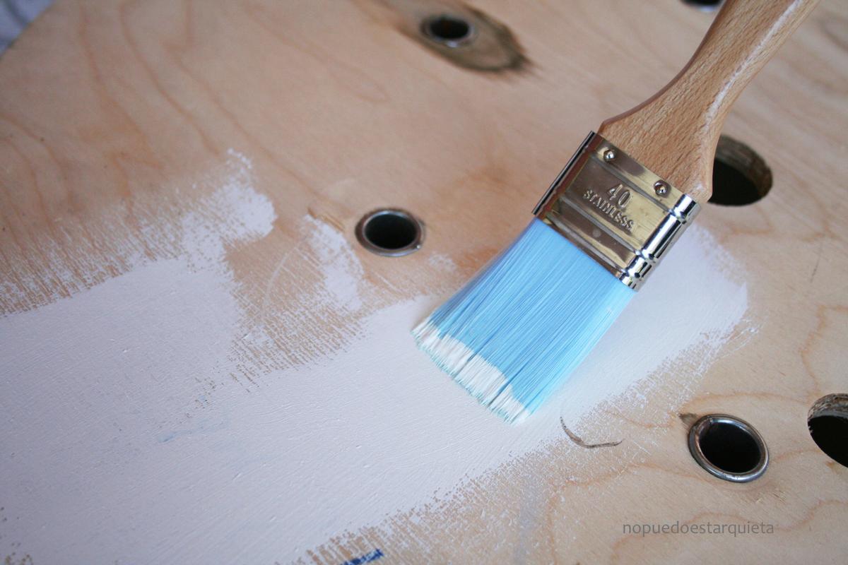 Mesa hecha con una bobina de cable. Diy. Papel pintado y chalk paint.