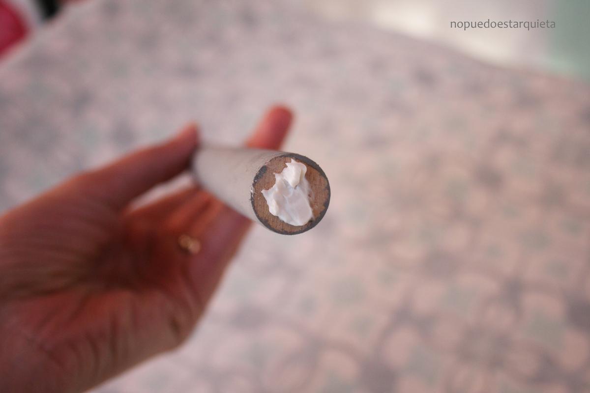 Mesa hecha con una bobina de cable. Diy. Papel pintado y chalk paint.