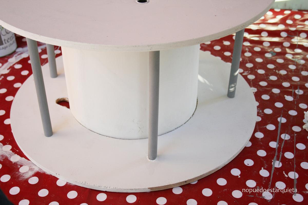 Mesa hecha con una bobina de cable. Diy. Papel pintado y chalk paint.