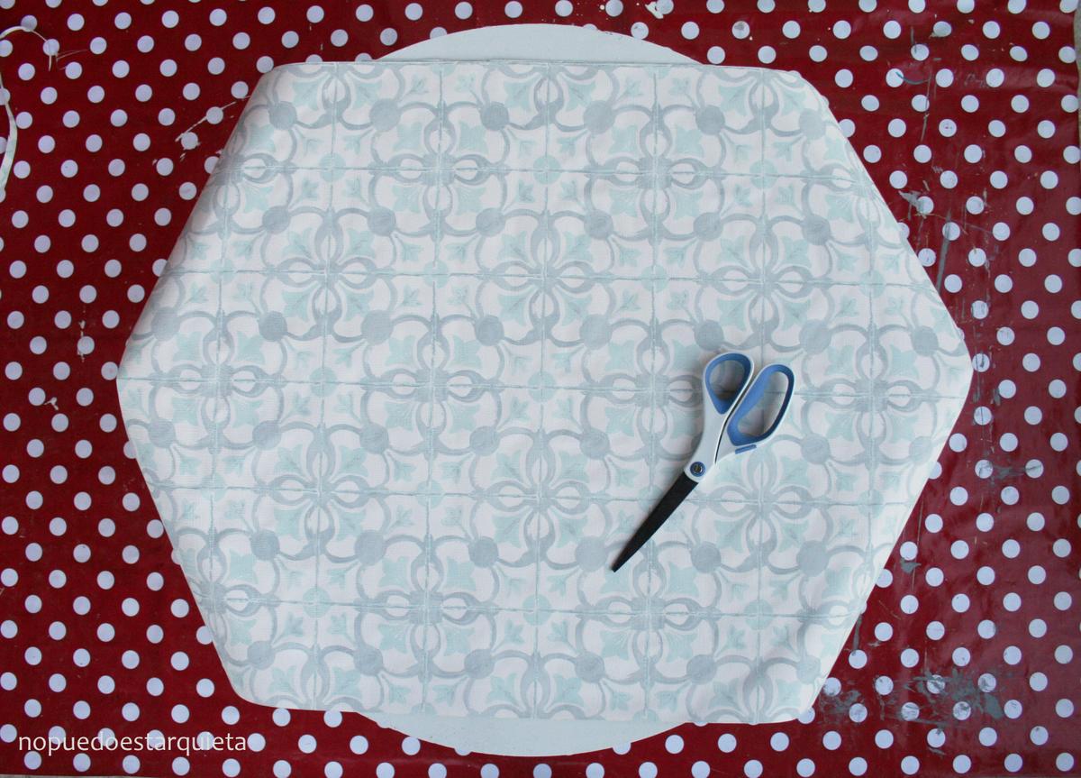 Mesa hecha con una bobina de cable. Diy. Papel pintado y chalk paint.