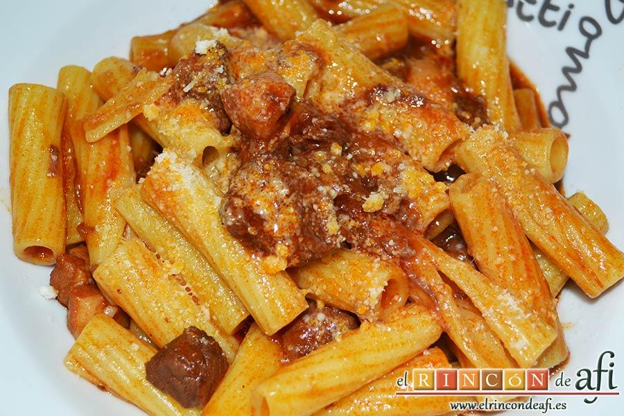 Pasta al ragú napolitano, sugerencia de presentación