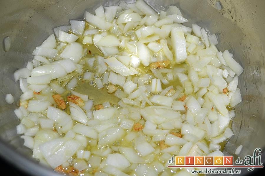 Pasta al ragú napolitano, añadir la cebolleta picada