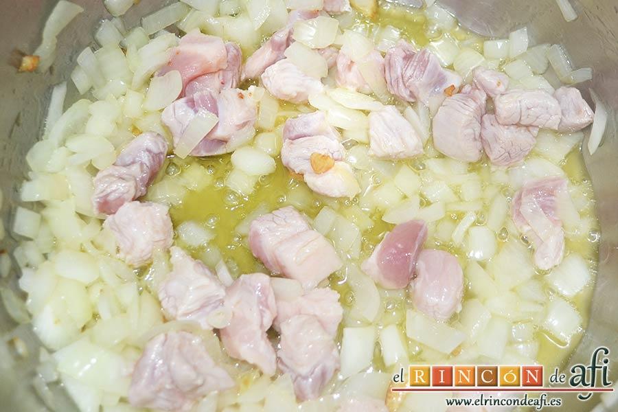 Pasta al ragú napolitano, añadir la carne de cerdo