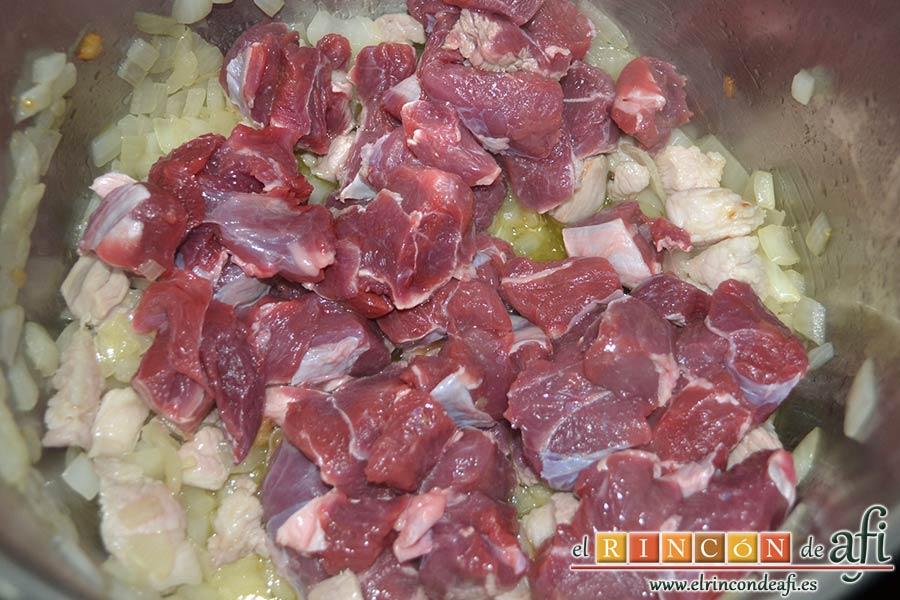 Pasta al ragú napolitano, añadir el morcillo troceado