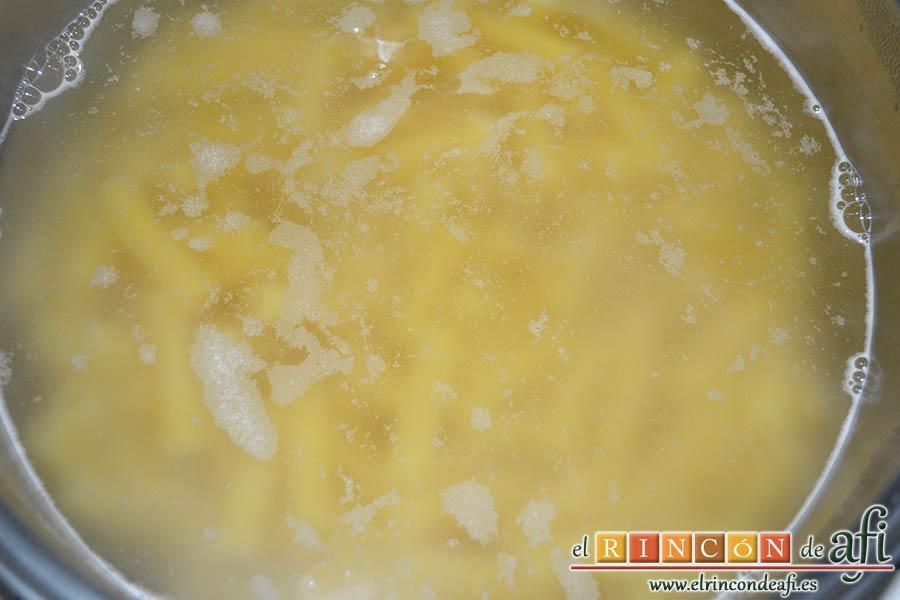 Pasta al ragú napolitano, ponemos a hervir la pasta