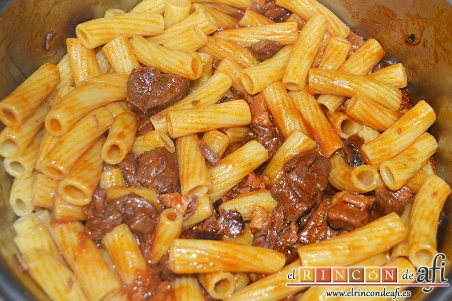 Pasta al ragú napolitano, cuando la carne esté guisada escurrir la pasta y añadirla