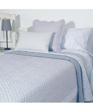 Dormitorio de estilo nórdico colcha-boutie-microfibra-gris