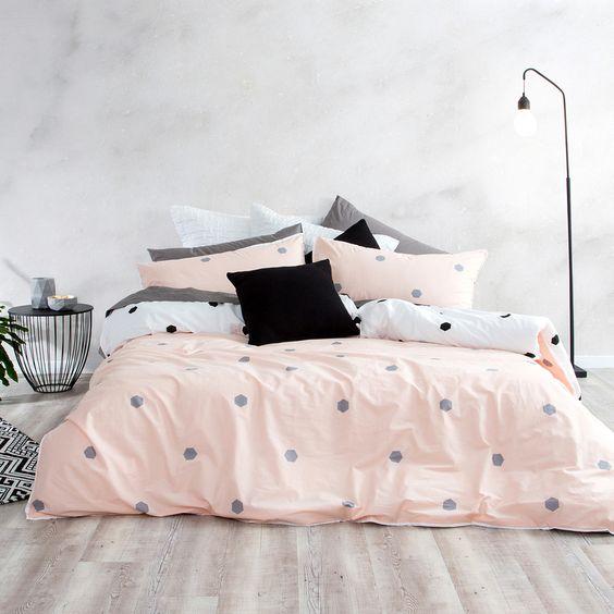 Dormitorio de estilo nórdico colcha topos