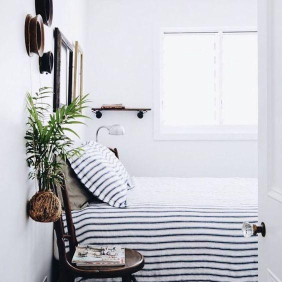 Dormitorio de estilo nórdico colcha rayas