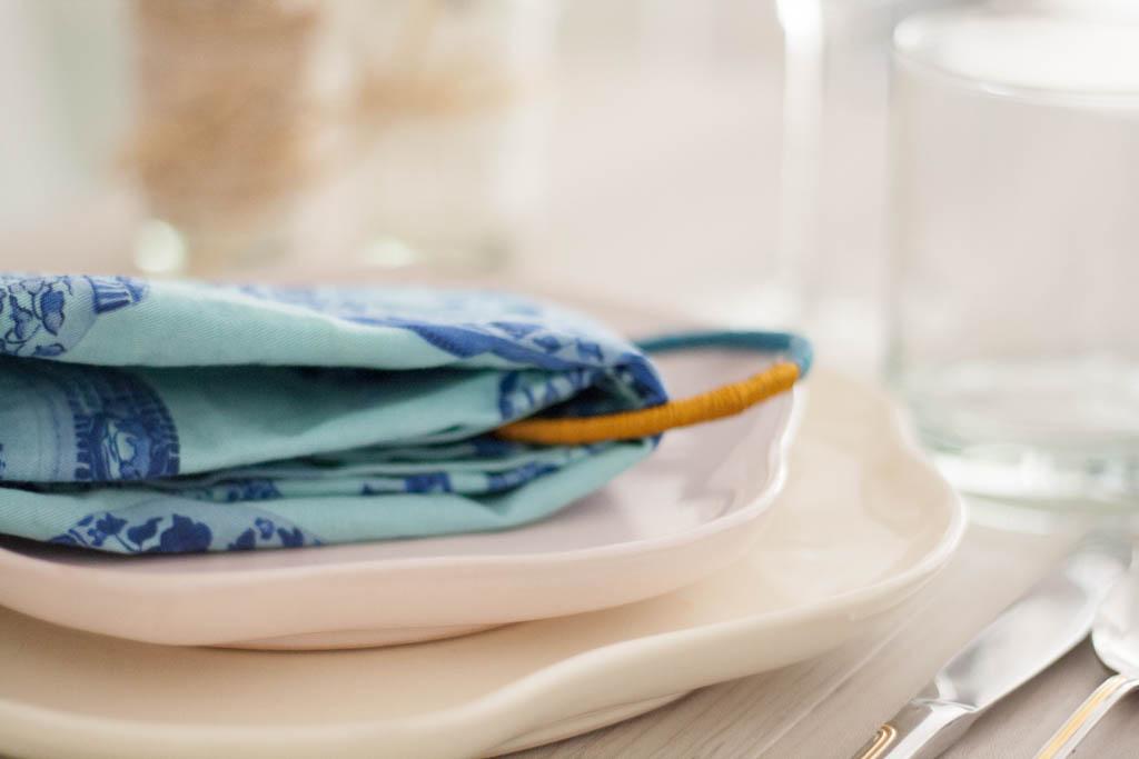 servilleteros hechos con pulseras e hilo